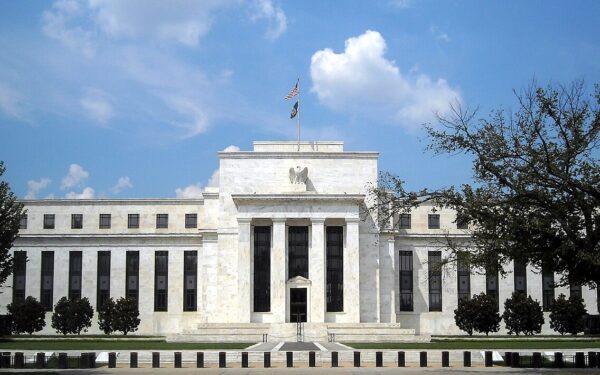 Powell decide permanecer no Fed após mandato e reacende debate sobre independência monetária