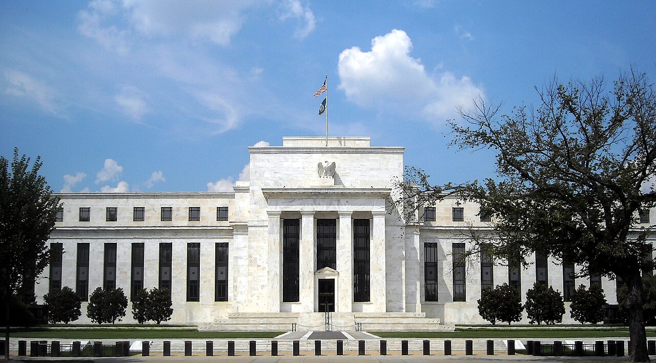 Powell decide permanecer no Fed após mandato e reacende debate sobre independência monetária