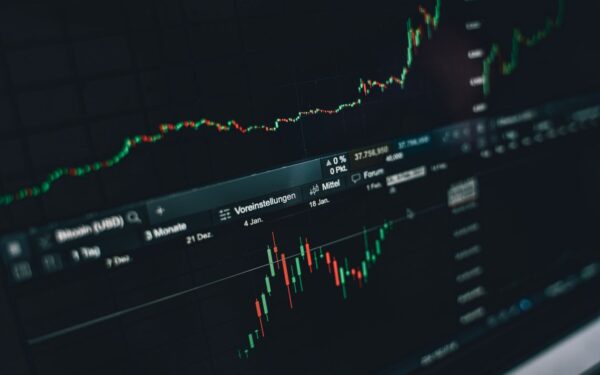 ETFs de Bitcoin chegam a US$ 2 trilhões em volume mesmo com saída de investidores
