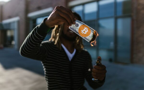 Bitcoin quase perde US$ 58 mil: saídas dos ETFs decidem se o alívio da inflação se sustenta