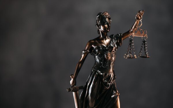 Justiça manda Circle e Tether bloquear R$ 500 mil de brasileiro vítima de golpe, sob pena de multa diária