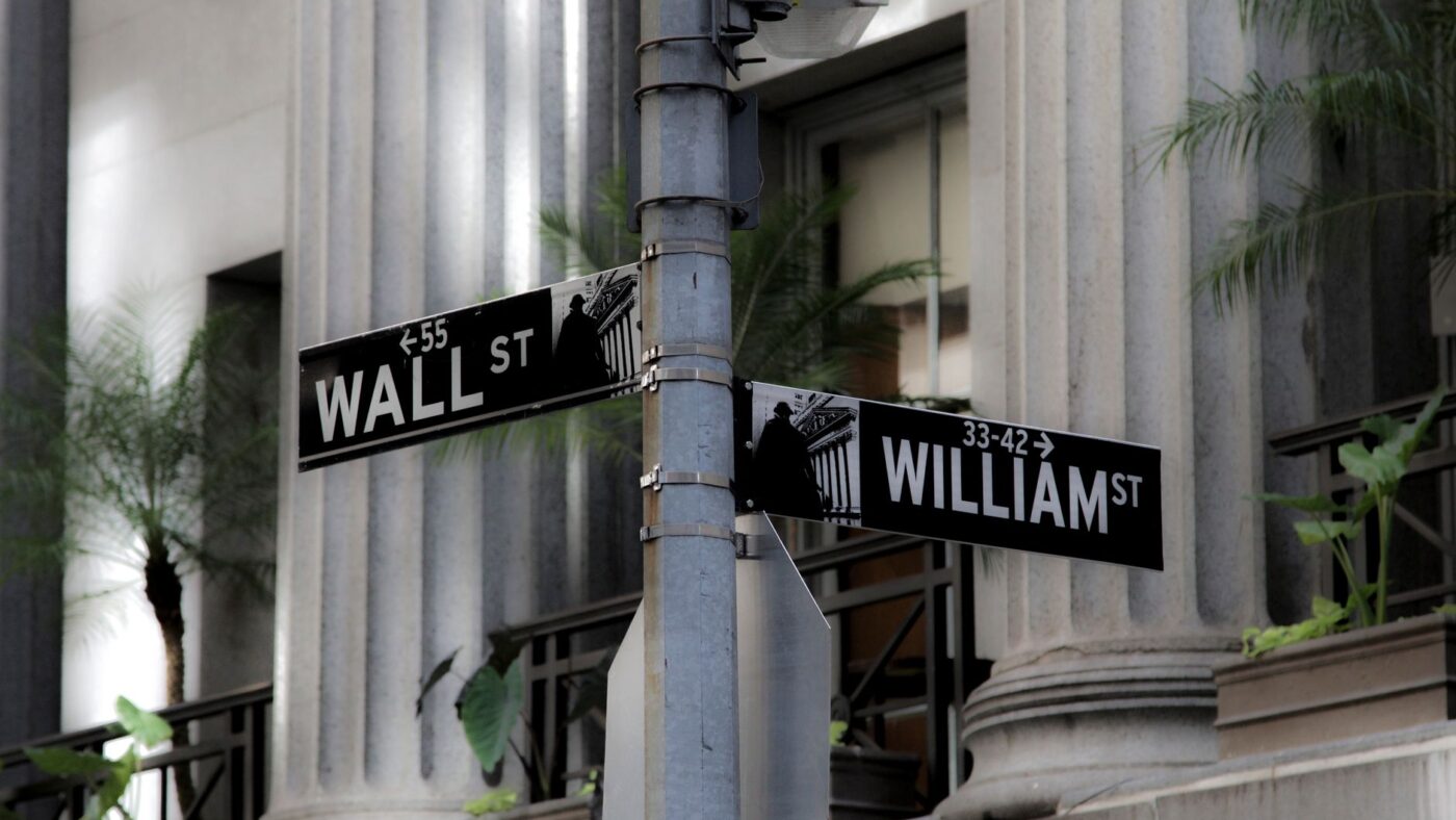 Wall Street vende Bitcoin enquanto holders antigos compram de volta: o que isso significa para o mercado