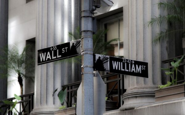 Wall Street vende Bitcoin enquanto holders antigos compram de volta: o que isso significa para o mercado