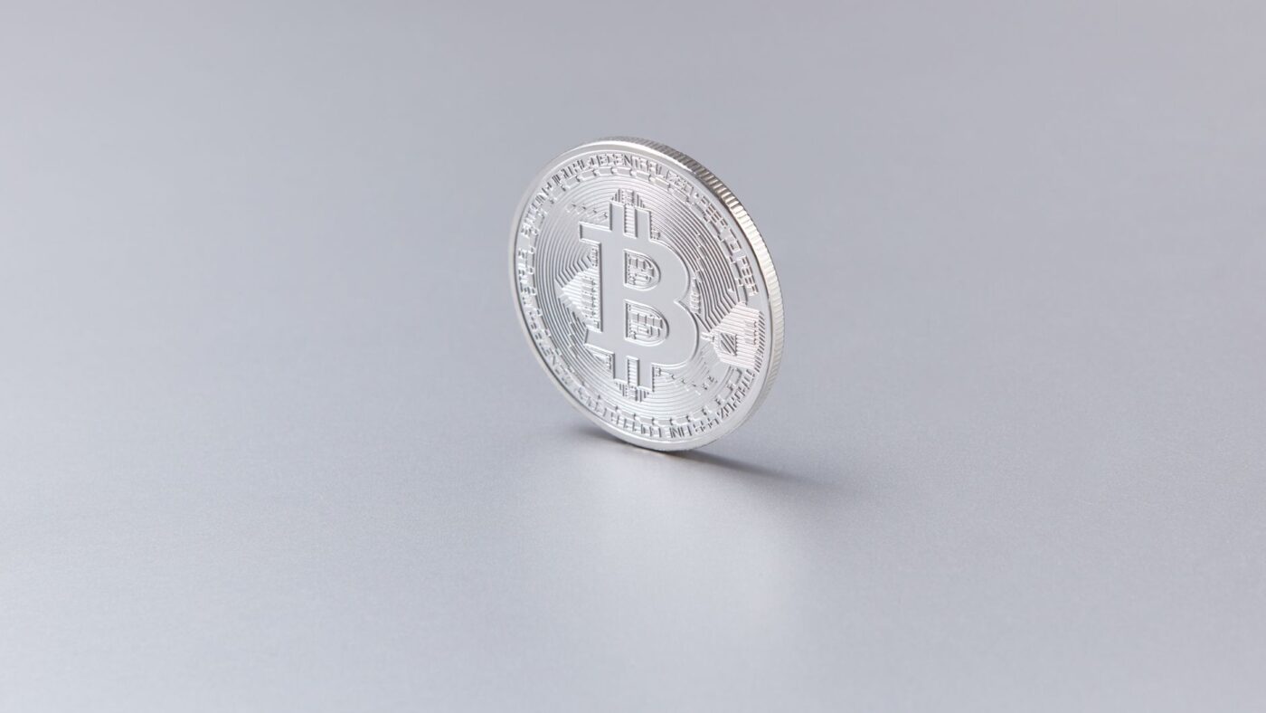 Bitcoin hoje: BTC sustenta os US$ 64 mil entre alta do petróleo e pressão sobre IA