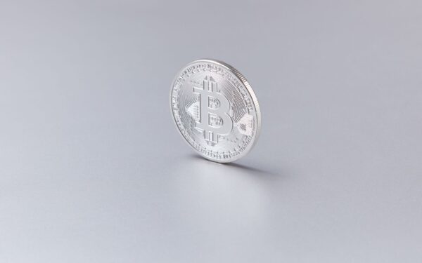 Bitcoin hoje: BTC sustenta os US$ 64 mil entre alta do petróleo e pressão sobre IA