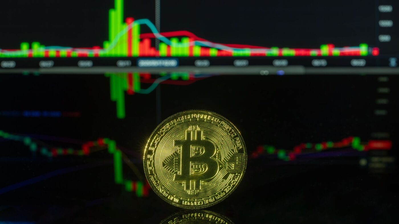 Bitcoin mira ‘volume sério’ após Binance registrar saída diária de 9 mil BTC