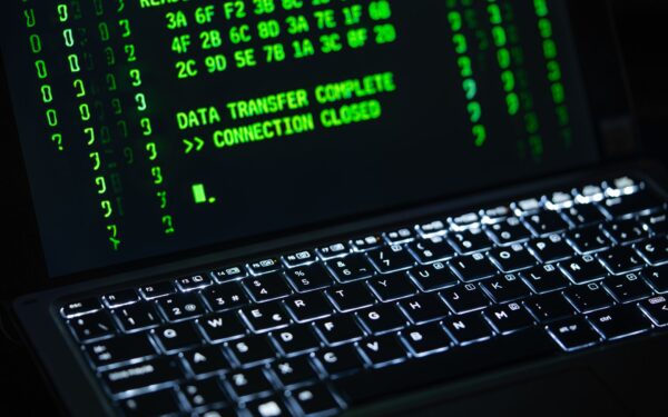 Contrato comprometido permitiu hackers cunharem 5,2 milhões de stablecoins WEMIX e forçou congelamento total da rede