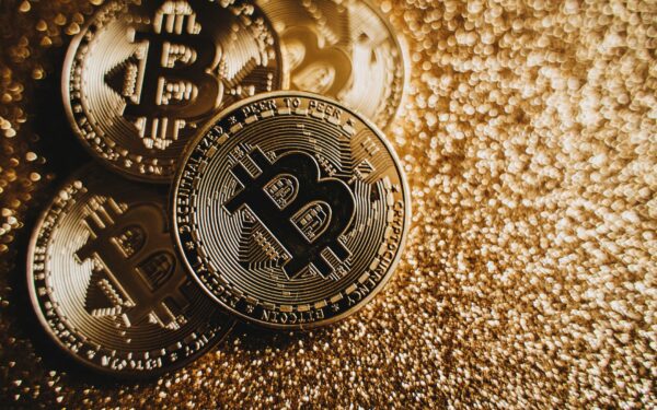 Trump afirma que acordo entre EUA e Irã acabou e Bitcoin reage com queda