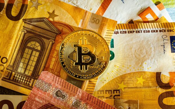Tensões EUA-Irã derrubam o Bitcoin mesmo com forte demanda por ETFs