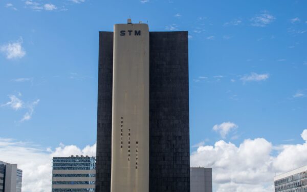 Brasileiros acompanham novo fork do Bitcoin enquanto Michael Saylor diz que BTC tem 110 problemas antes do spam