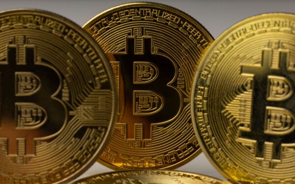 Bitcoin ameaça perder US$ 62 mil em queda de ativos de risco após Trump dizer que EUA vão controlar Estreito de Ormuz