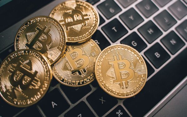Bitcoin hoje: BTC cai para US$ 63 mil com ataques ao Irã e fala de Trump sobre a China