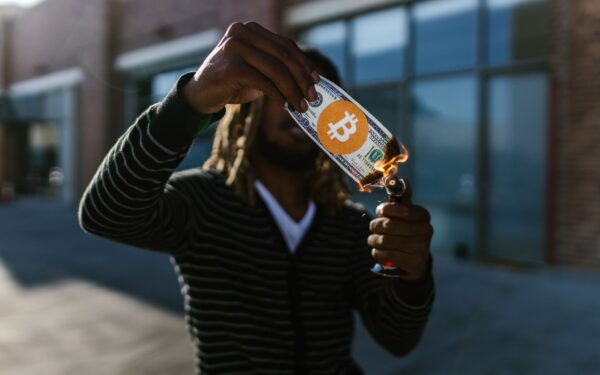 Bitcoin abaixo de US$ 63.000 após ataque dos EUA ao Irã e comentário de Trump sobre a China