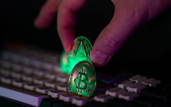 Reino Unido condena 2 hackers ligados a esquema de resgate cripto de US$ 115 milhões