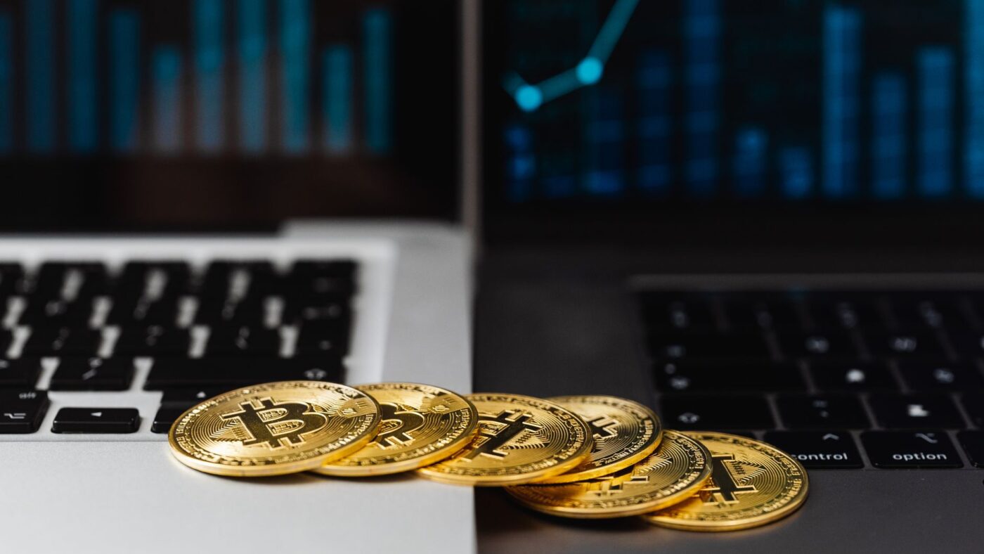 Bitcoin ETFs registram entradas enquanto hack em carteira fria reacende debate sobre custódia