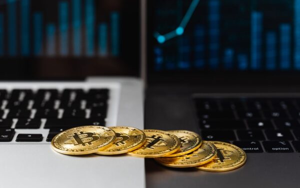 Bitcoin ETFs registram entradas enquanto hack em carteira fria reacende debate sobre custódia