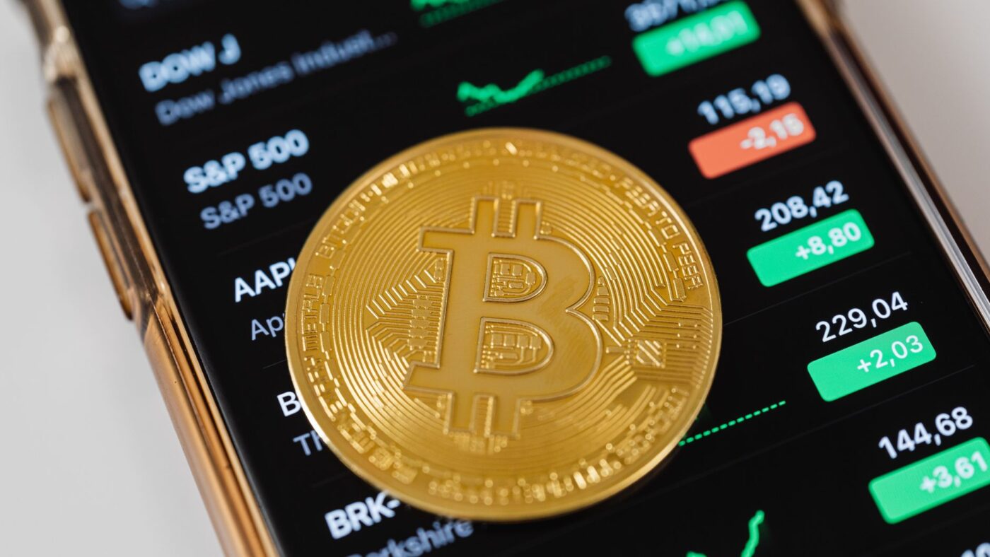 Ouro atinge máximas de 6 semanas com demanda chinesa enquanto Bitcoin ignora recorde do S&P 500