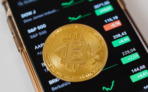 Ouro atinge máximas de 6 semanas com demanda chinesa enquanto Bitcoin ignora recorde do S&P 500