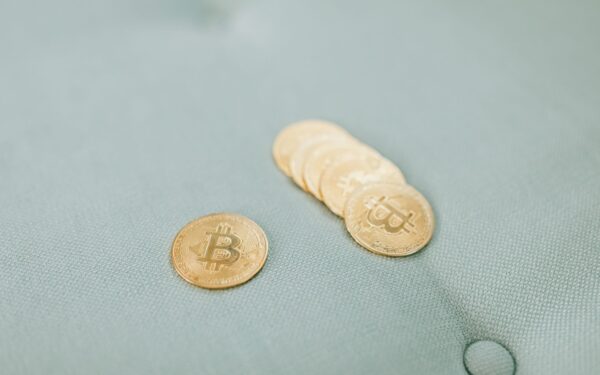 Bitcoin Futures Carry Trades Superam Treasuries a 7,89% e Impulsionam US$ 850M em ETFs de Bitcoin em Wall Street