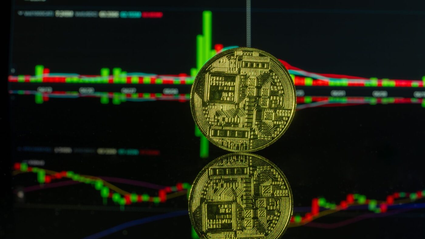 Bitcoin hoje: BTC cai para US$ 64 mil com saída de ETFs e vendas da Strategy
