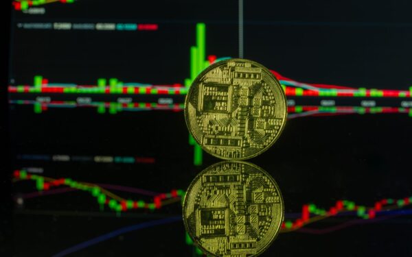 Bitcoin hoje: BTC cai para US$ 64 mil com saída de ETFs e vendas da Strategy
