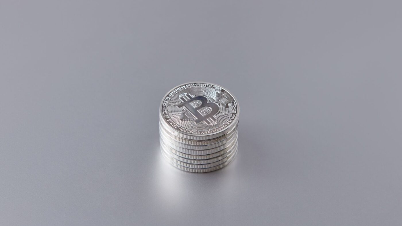 Trump Media acumula 14.139 Bitcoin, mas enfrenta exposição em opções e teste de dívida de US$ 1 bilhão