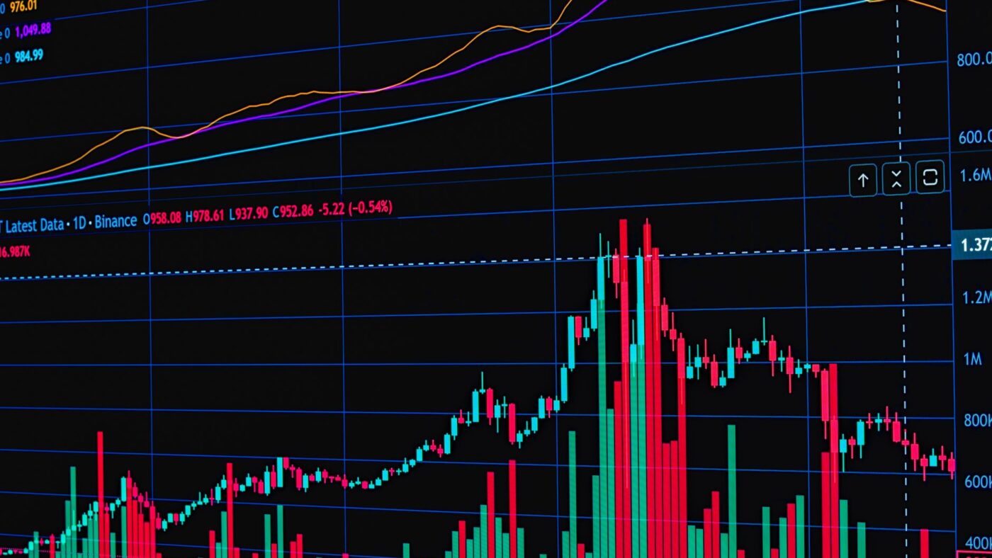 Três relatórios críticos dos EUA chegam em 30 minutos e sequência de US$ 2,5 bi em ETFs de Bitcoin enfrenta primeiro teste real