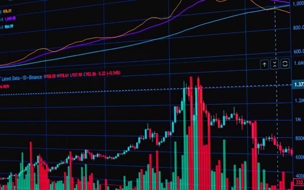 Três relatórios críticos dos EUA chegam em 30 minutos e sequência de US$ 2,5 bi em ETFs de Bitcoin enfrenta primeiro teste real