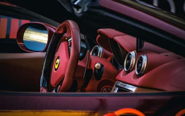 Arthur Hayes Vende Tokens HYPE para Comprar Ferrari e Causa Queda de 12% no Ativo