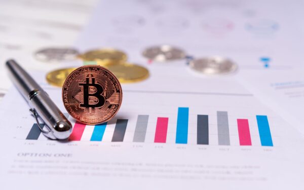 Fundo do Bitcoin já foi alcançado? Dois analistas apontam que sim, e o que isso muda para o investidor brasileiro