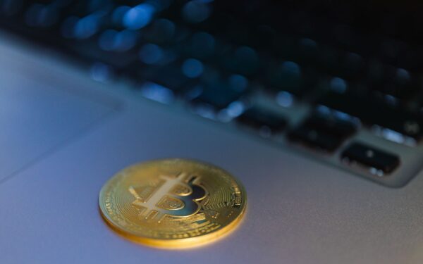Exchange fechou e agora: o que fazer com suas criptomoedas no Brasil